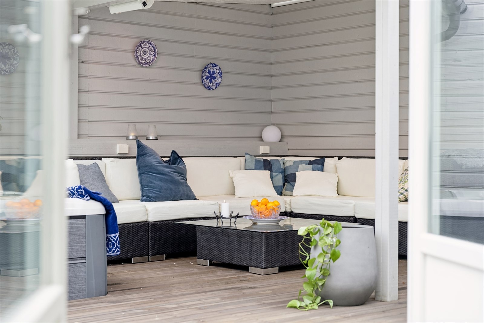 Hyggelig sittegruppe i hjørnet av terrassen hvor du kan invitere venner og familie! Galleribilde