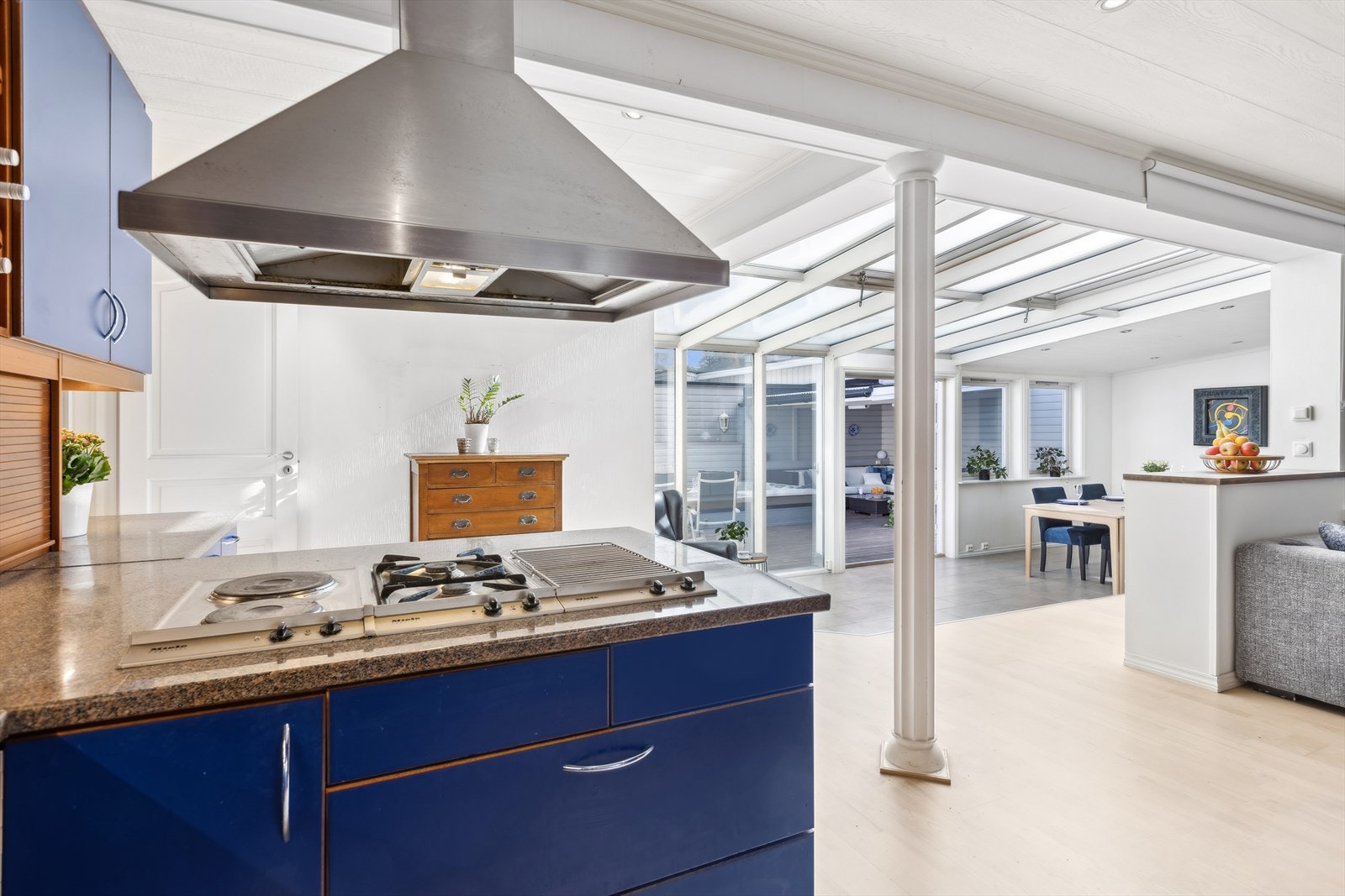 Det er montert matkvern i kjøkkenkum. Galleribilde