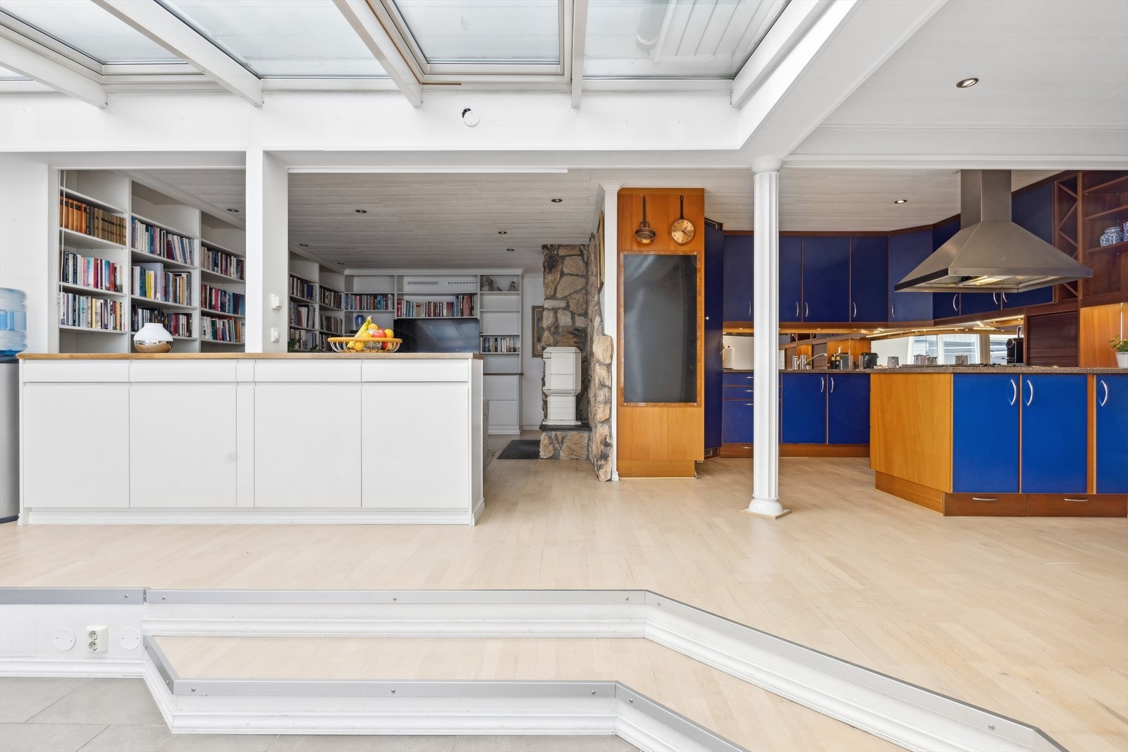 Stuen og kjøkkenet ligger i en åpen løsning. Galleribilde