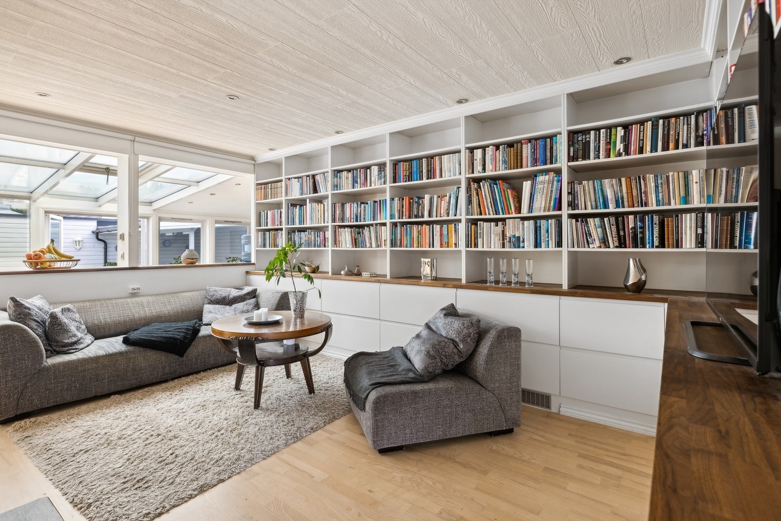 Romslig stue med god sittegruppe for flere. Galleribilde