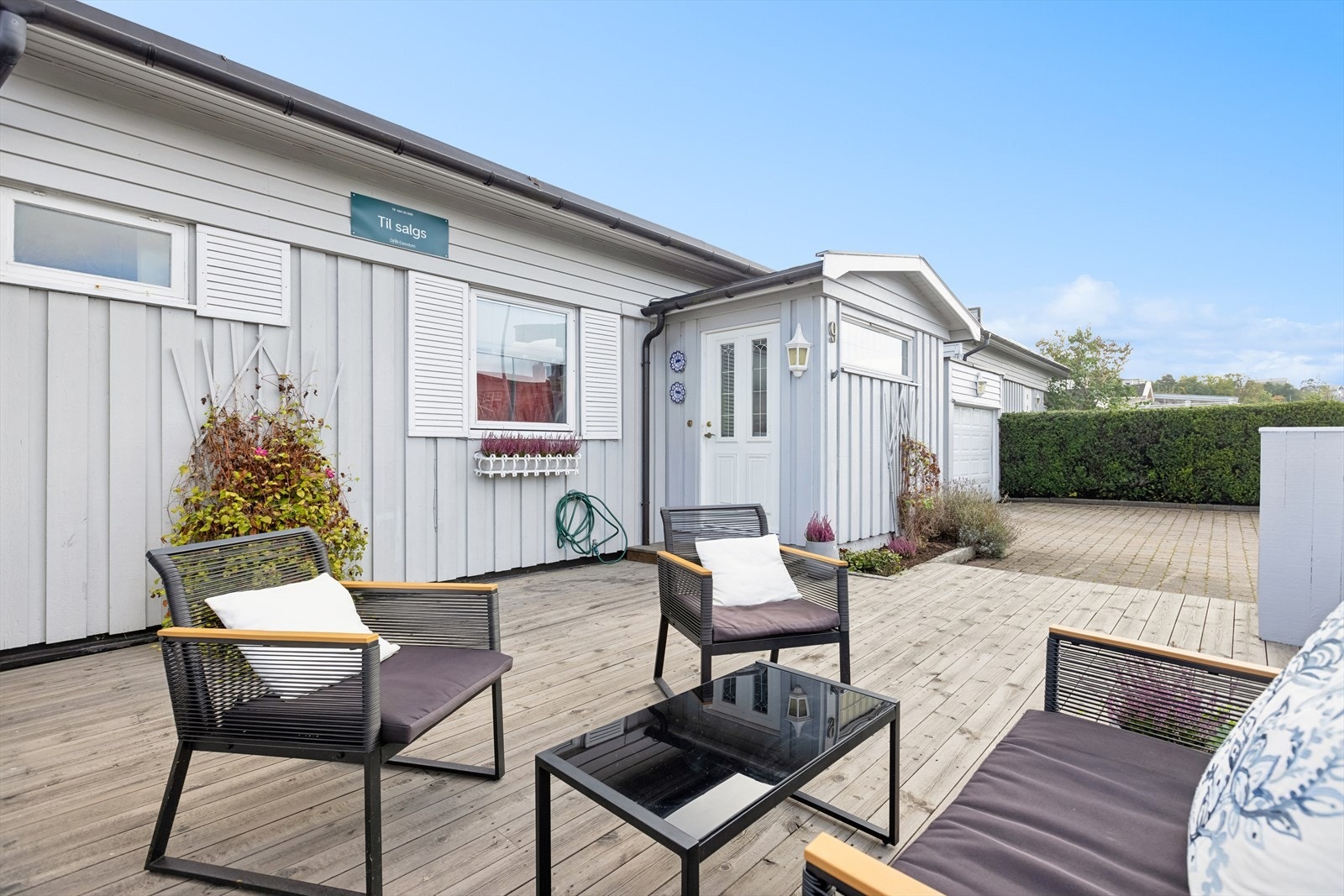 Inngangspartiet er opparbeidet med romslig sitteområde ute. Galleribilde