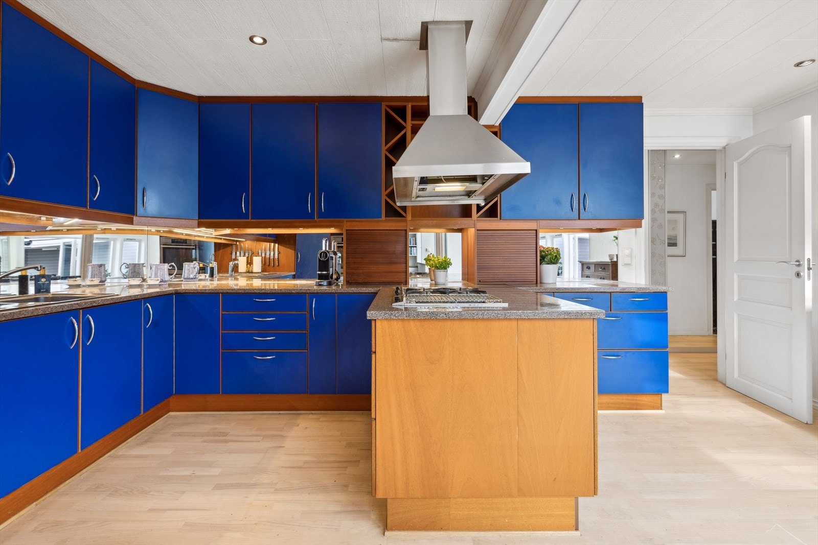 Benkeplate av granitt med nedfelt kum. Galleribilde