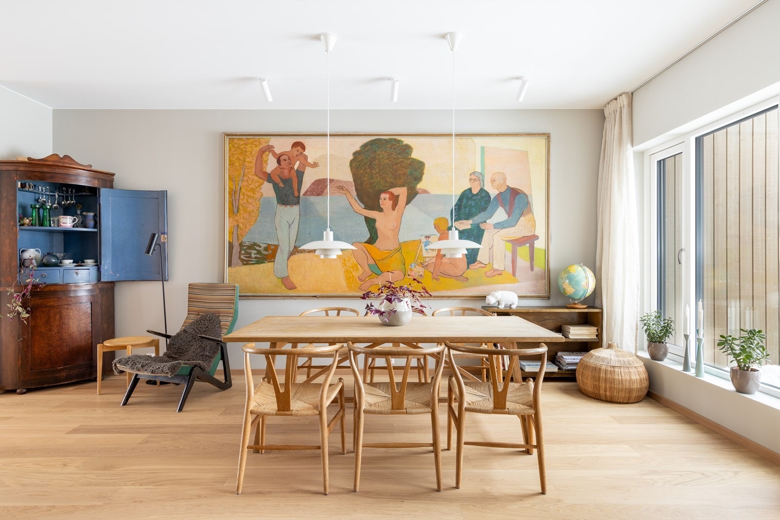 Inntil kjøkkenet er det god plass til stor spisestue. Veggen bak er forsterket og gir god mulighet for oppheng av bilder, eventuelt en stor vegg seksjon. Galleribilde