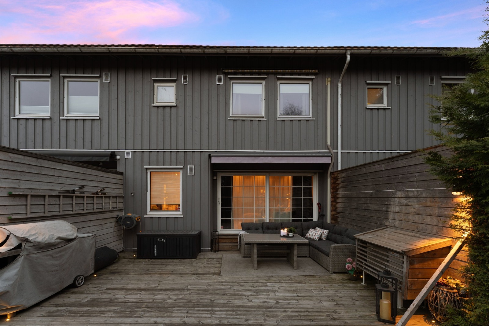 Stor terrasse med mange møbleringsmuligheter Galleribilde