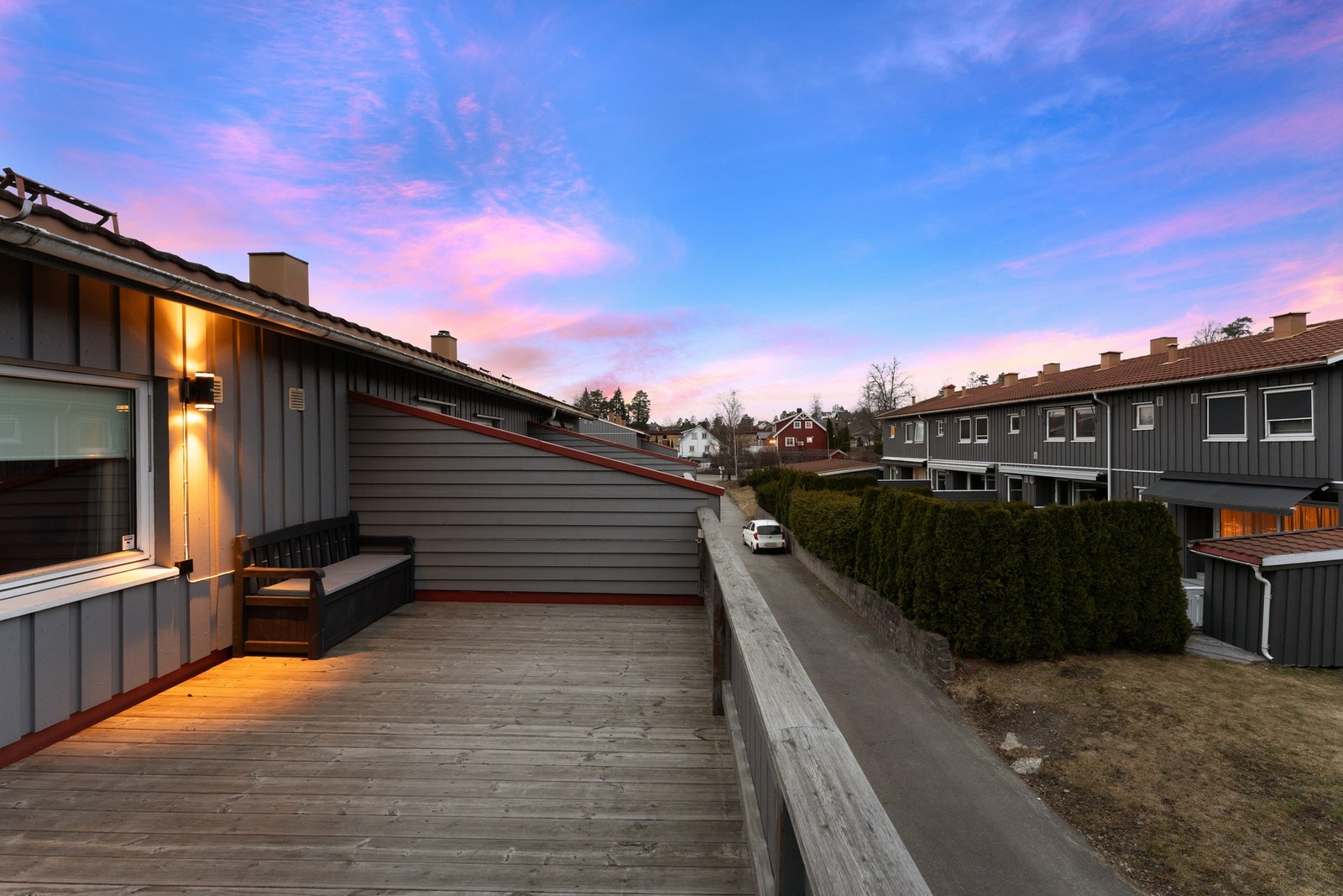 Balkongen har god plass til ønsket utemøblement Galleribilde
