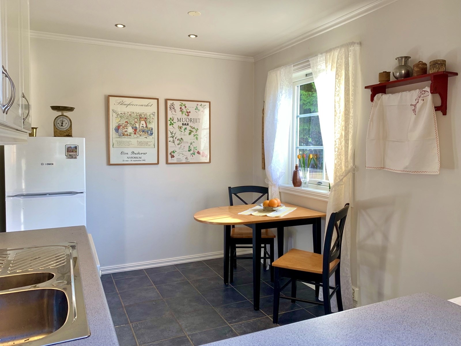 Det er integrert oppvaskmaskin, samt frittstående kjøl/fryseskap og komfyr/platetopp. Galleribilde