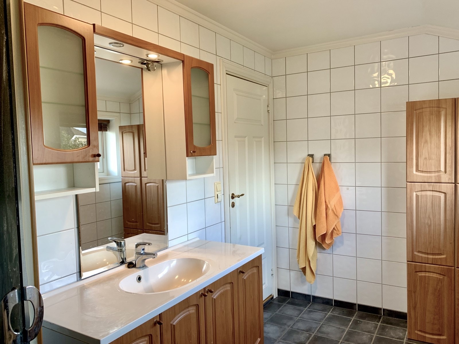 Flislagt baderom i 2.etasje som har baderomsinnredning med servant, toalett og dusjkabinett. Galleribilde