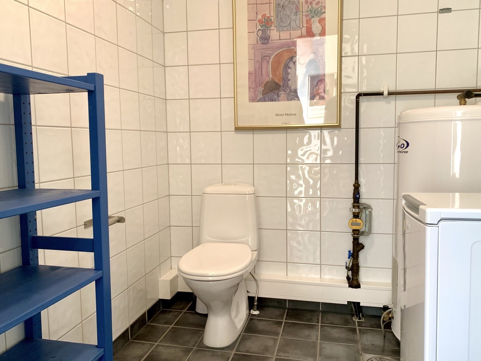 Innredet toalettrom/vaskerom i 1.etasje med toalett, opplegg for vaskemaskin og skyllekar. Galleribilde