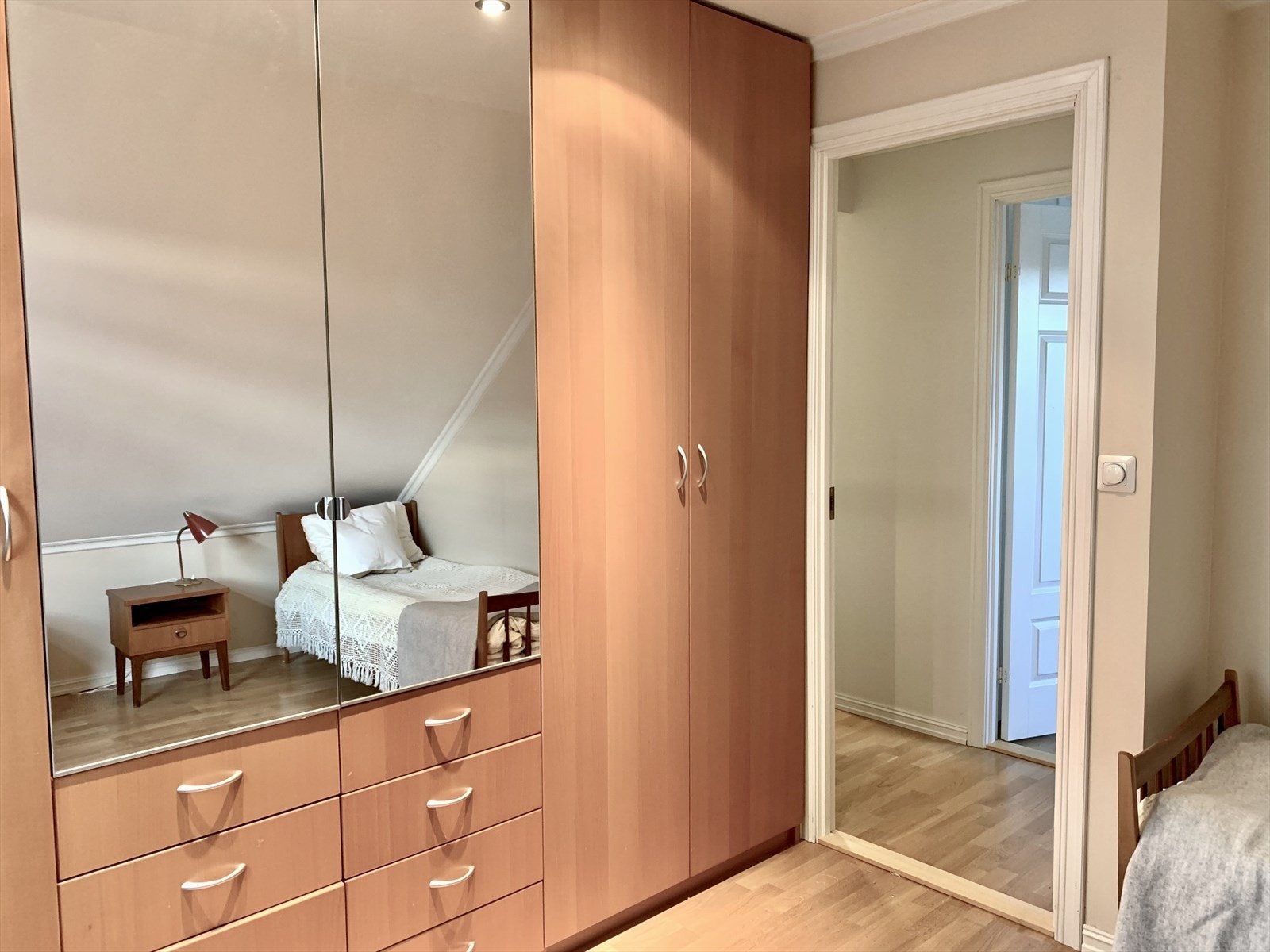 Romslig garderobeløsning på soverom 2. Galleribilde