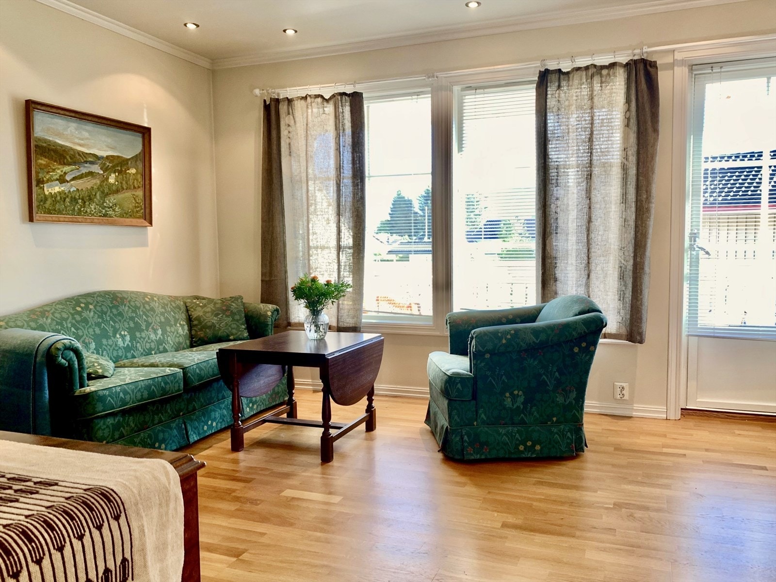 Selv om rommet bærer preg av behov for oppussing, er det rikelig med muligheter til å gjøre det til et moderne og stilfullt oppholdsrom med litt oppgradering og kreativ innredning. Galleribilde