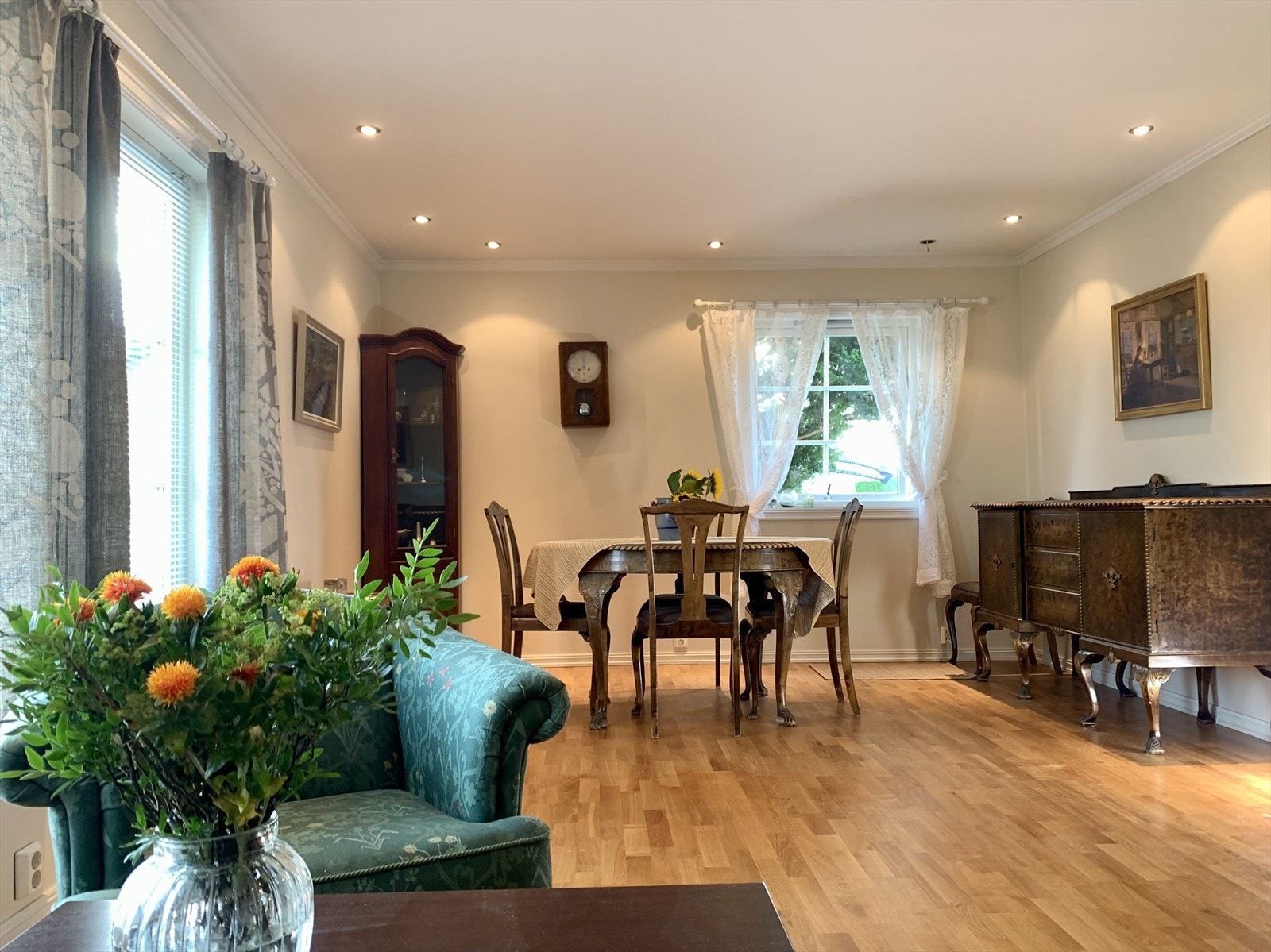 Romslig stue med parkett på gulv og slette overflater på vegg. Galleribilde