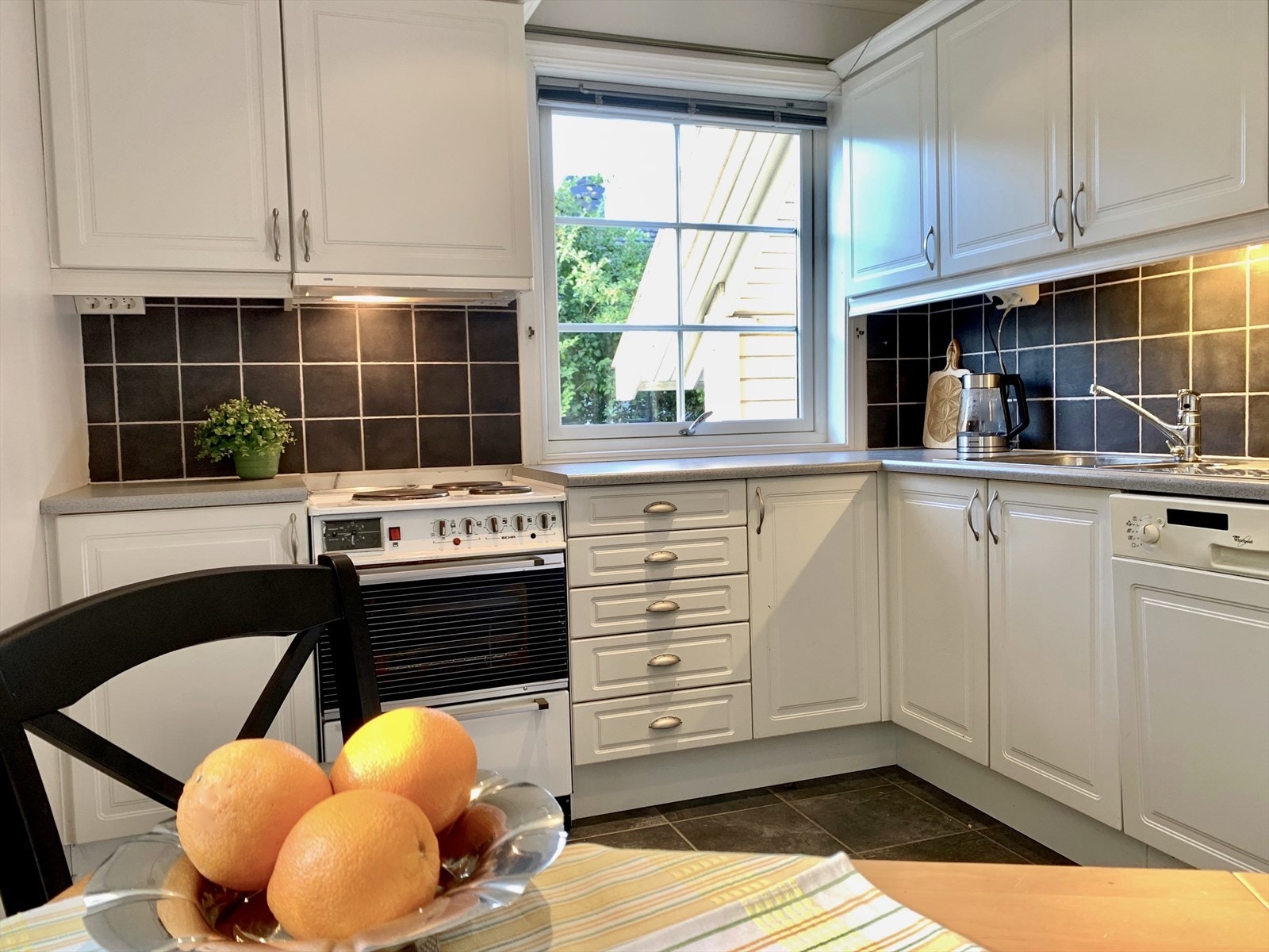 Det er flislagt mellom over- og underskap. Galleribilde