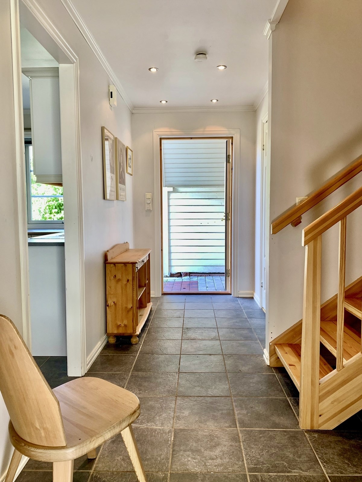 Hyggelig flislagt entrè. Galleribilde