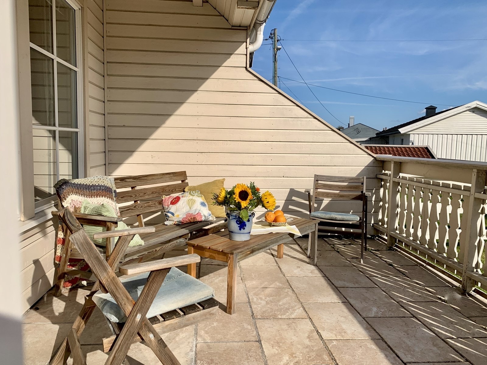 Hyggelig flislagt uteplass. Galleribilde