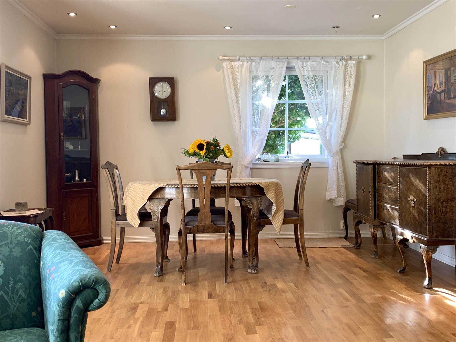 Stuen har gode møbleringsmuligheter med god plass til både sofakrok og spisebord. Galleribilde