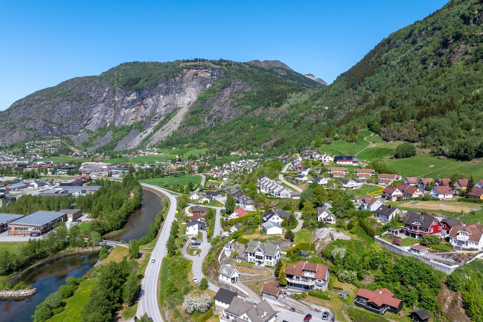 Her brukar du under ti minutt å gå til skular, butikksenter, badeland og idrettsbane. Galleribilde