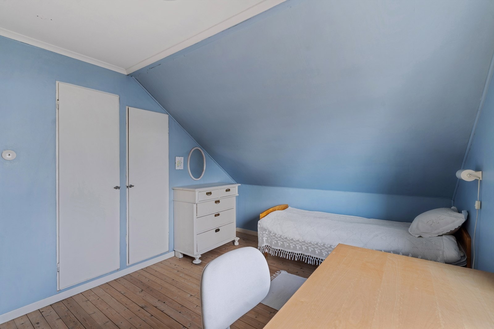 Rommet har integrerte skap for effektiv oppbevaring. Galleribilde