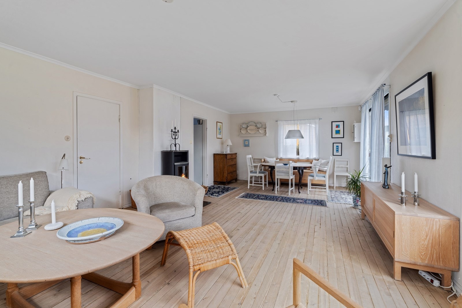 Stuen er romslig og har god plass til både sofagruppe og spisebord. Galleribilde