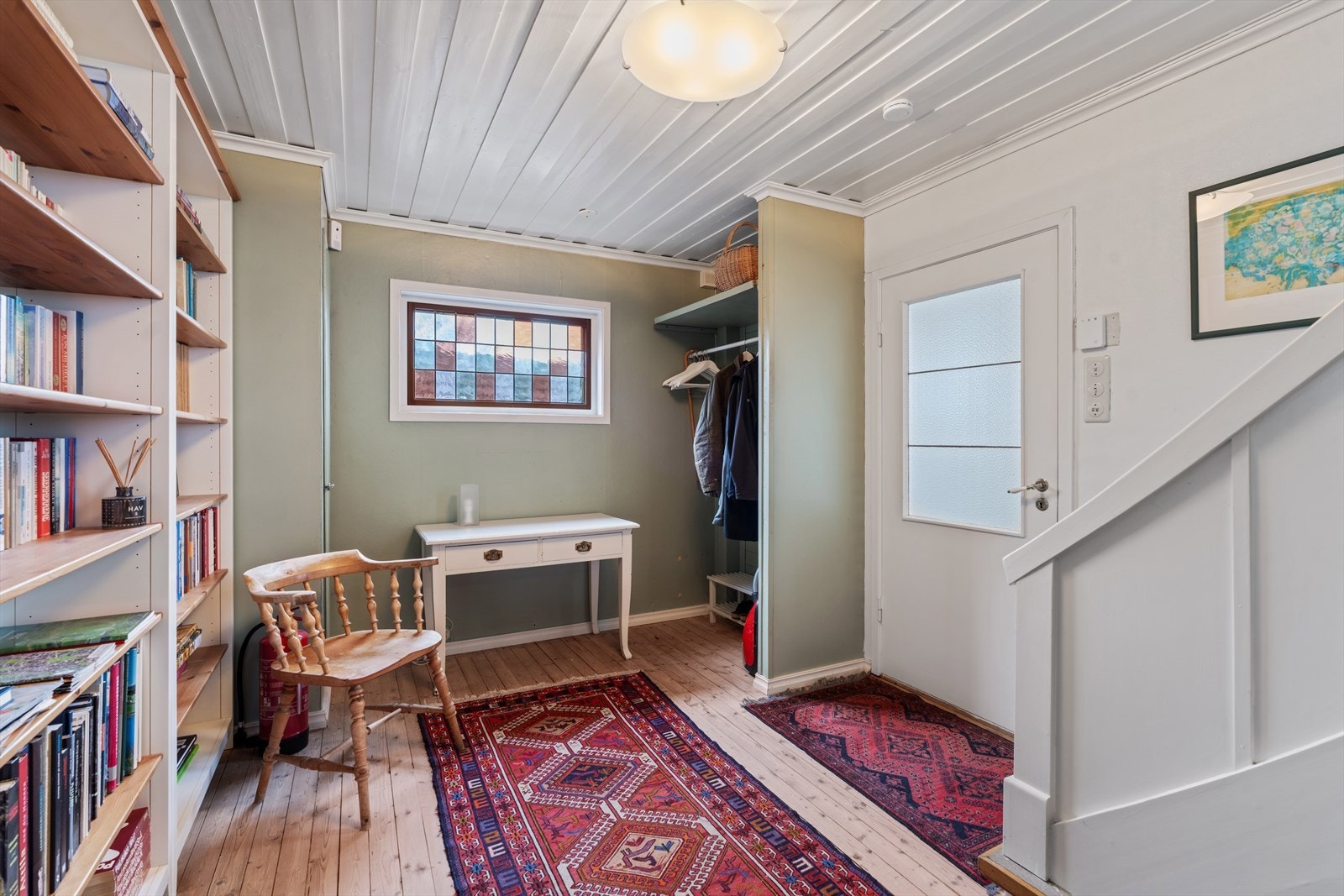 Den malte tretrappen har belegg i trinnene. Galleribilde