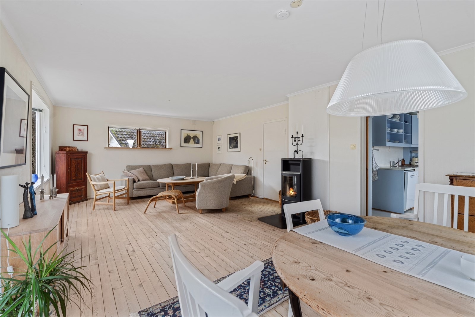 Stuen er et lyst og åpent rom med flere møbleringssoner. Galleribilde