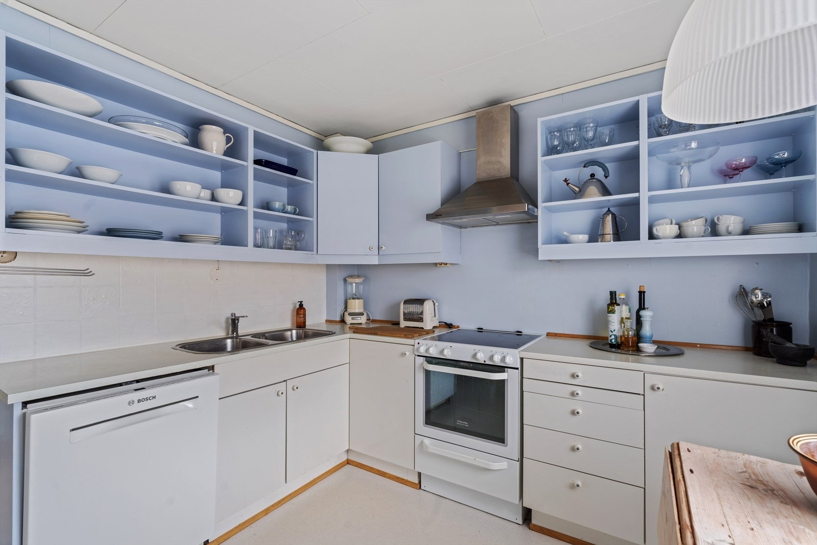 Kjøkkeninnredning med glatte fronter og laminat benkeplate. Galleribilde