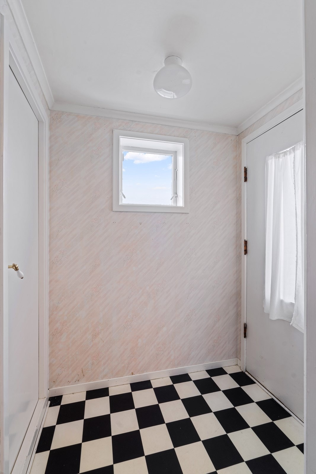 Entréen ønsker velkommen inn i boligens første etasje. Galleribilde