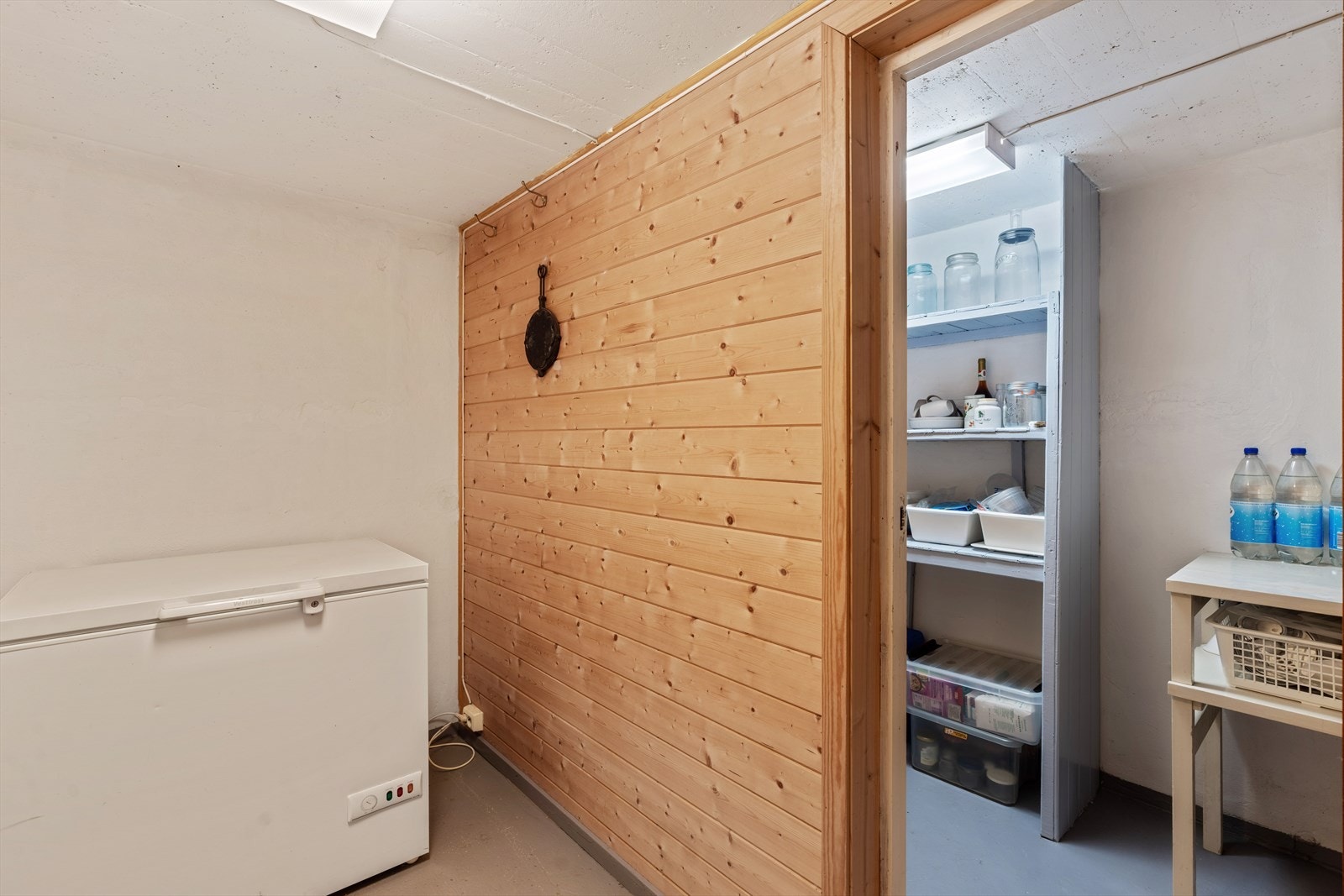 God plass til oppbevaring av matvarer og annet i bodene. Galleribilde