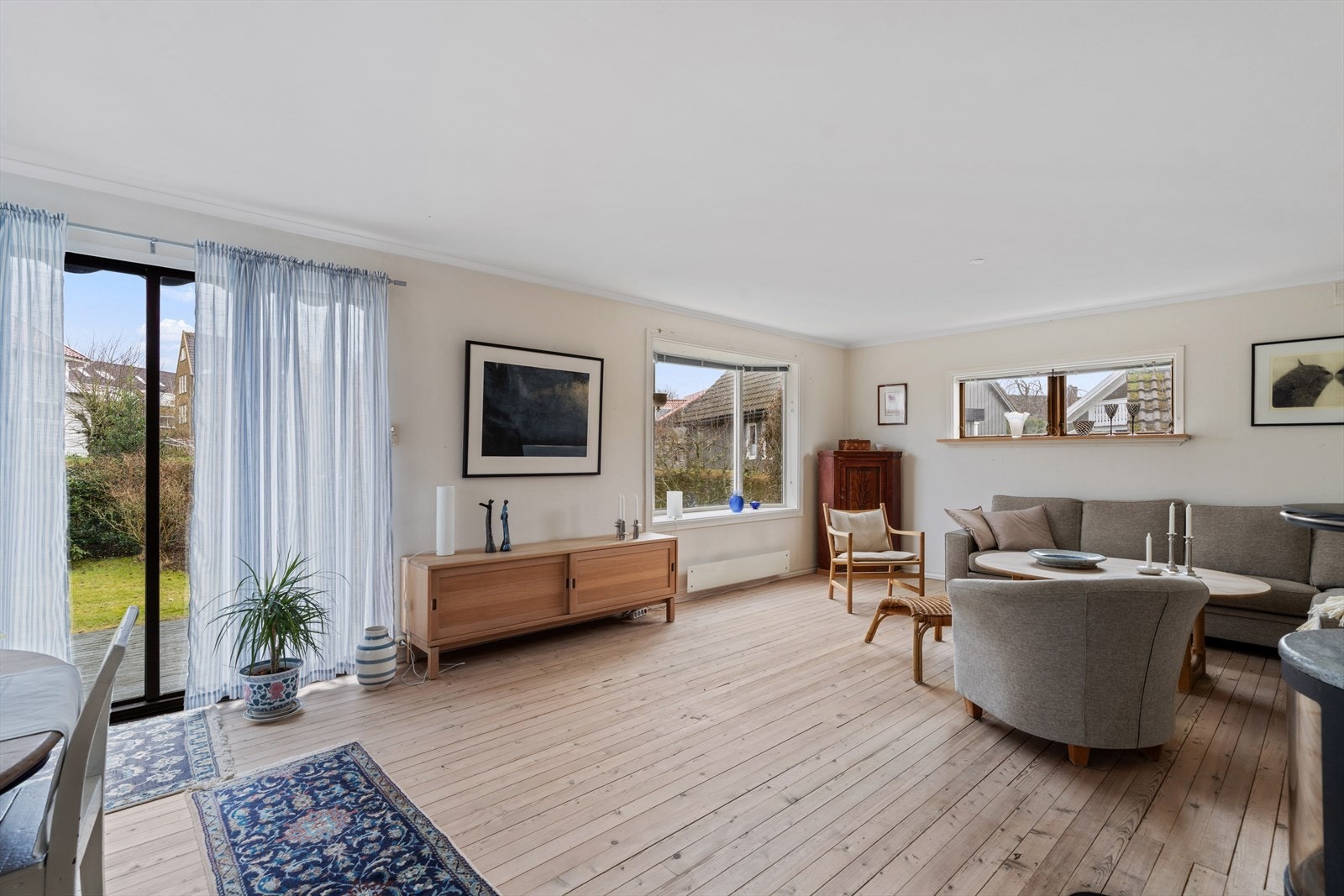 Direkte utgang til en treplatting på 25 m² som utvider stuen på sommerstid. Galleribilde