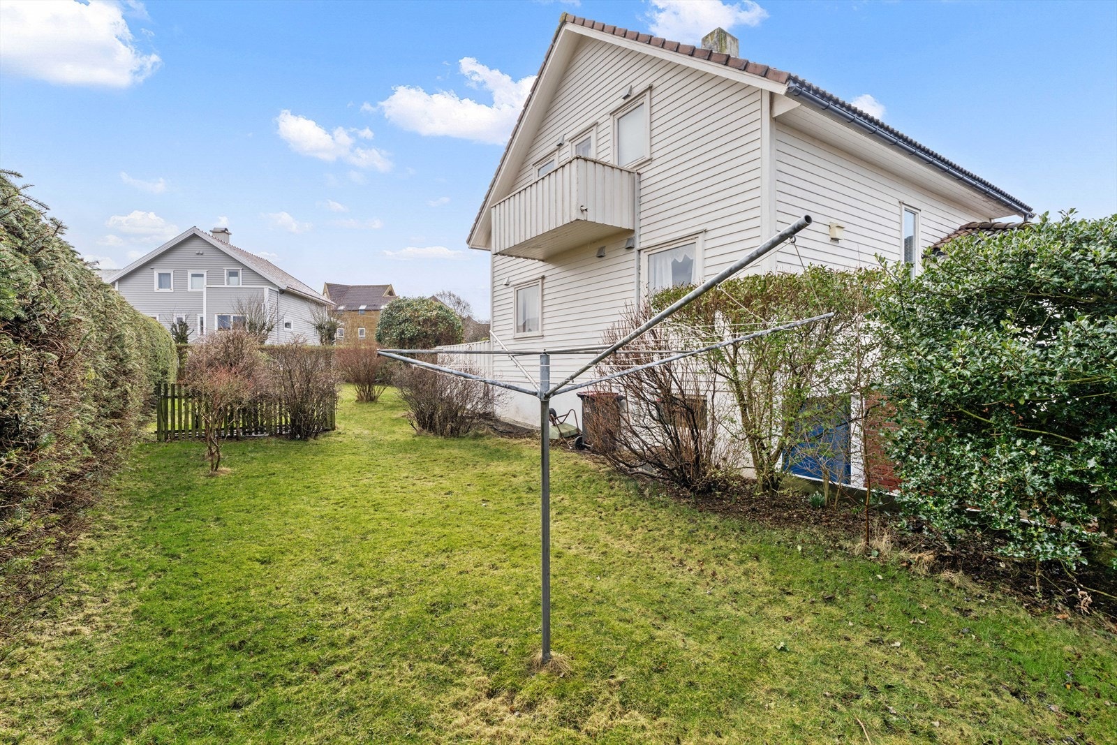 En usjenert hage med god plass for lek og aktiviteter. Galleribilde