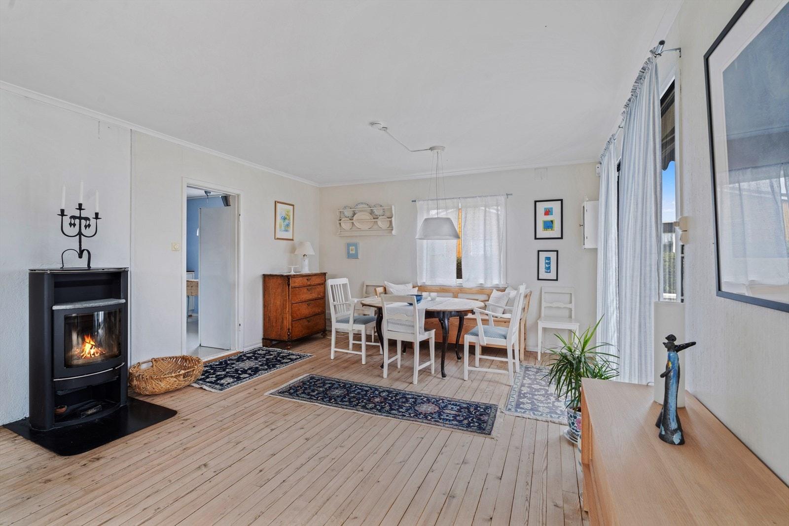 Gjennomgående furugulv i etasjen skaper en helhetlig og varm atmosfære. Galleribilde