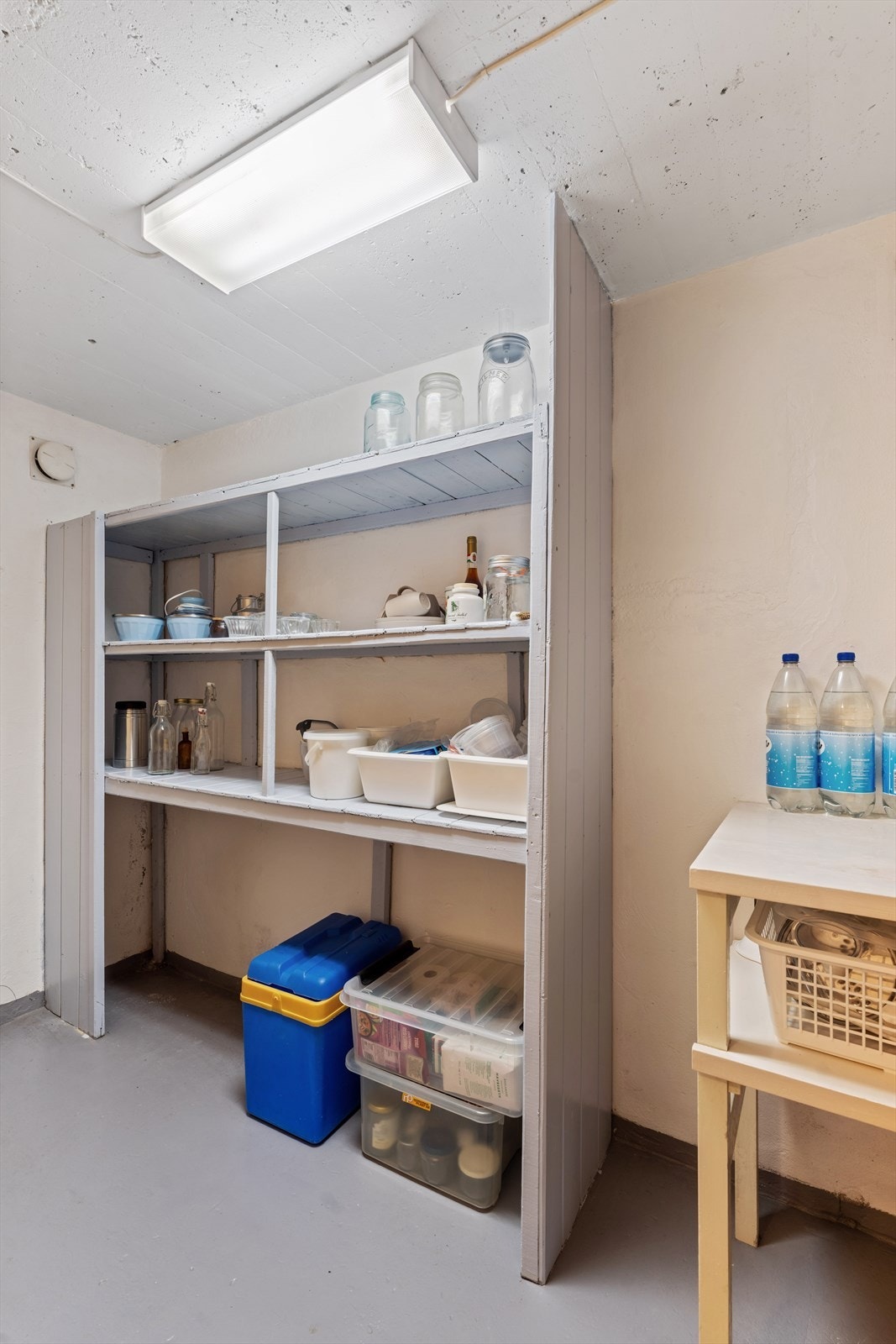 Kjelleren har to boder som gir rikelig med lagringsplass. Galleribilde