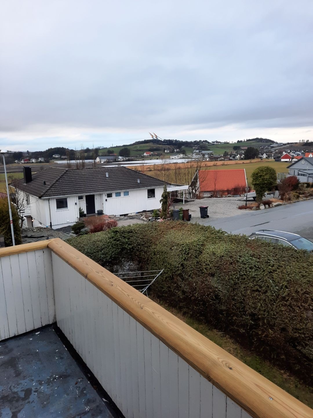 Fra balkongen er det åpent utsyn over det etablerte nabolaget. (Selgers private bilde) Galleribilde