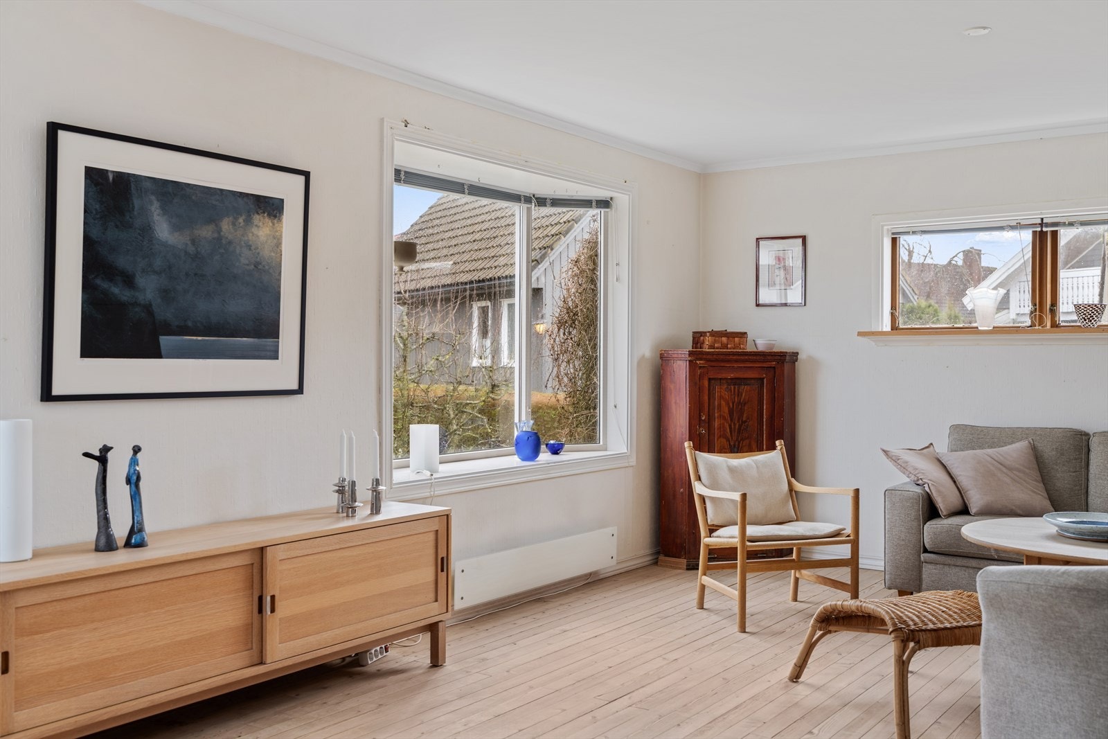 Vinduene gir godt med dagslys og utsyn mot hagen. Galleribilde