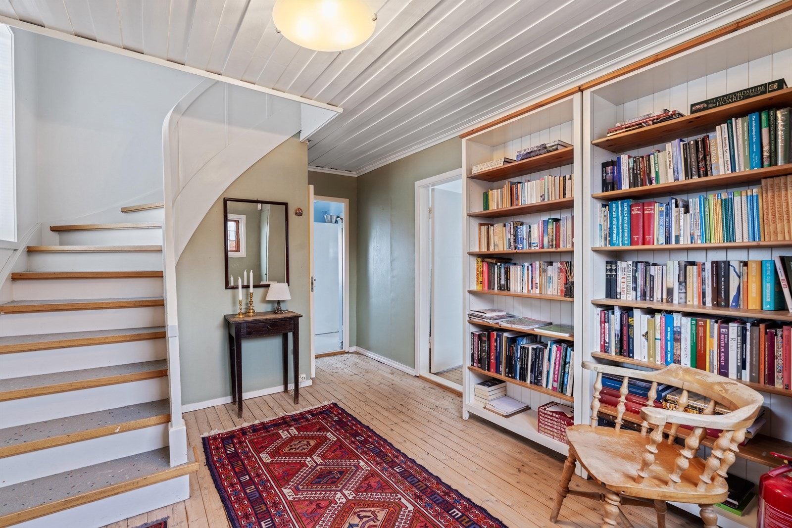 Gangen i første etasje binder kjøkken og stue sammen. Galleribilde