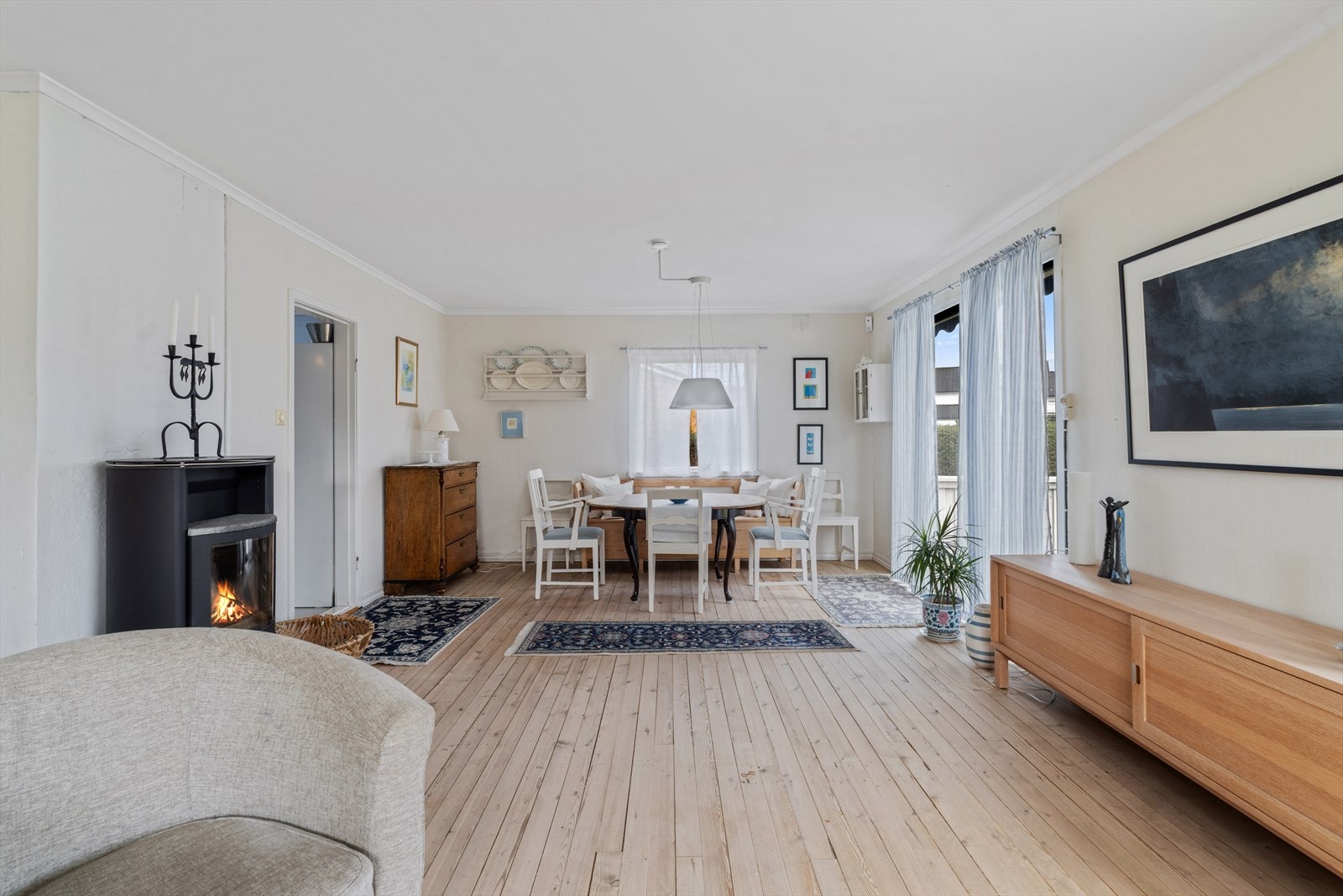 Spiseplassen er naturlig integrert i stuen, med nærhet til både kjøkken og sofakrok. Galleribilde