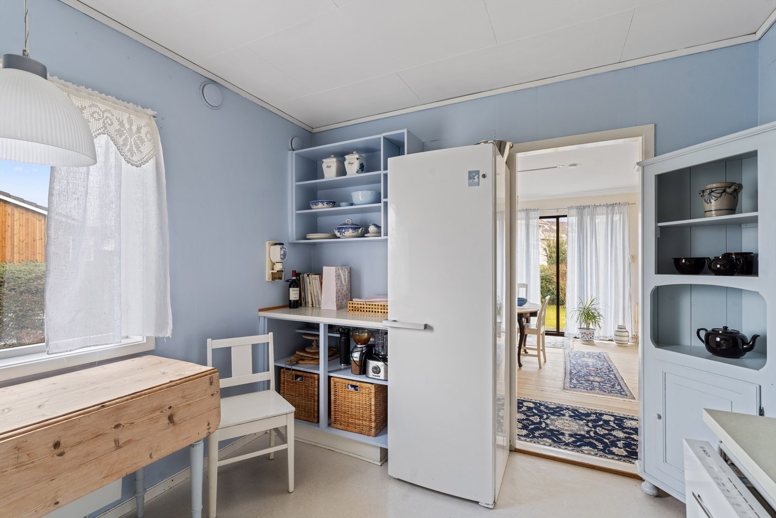 Fra kjøkkenet er det åpen passasje mot spisestuen. Galleribilde