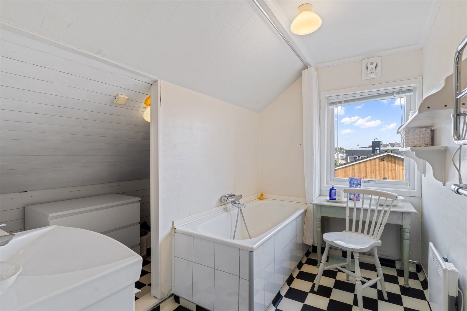 Badet på loftet er innredet med badekar og servant. Galleribilde