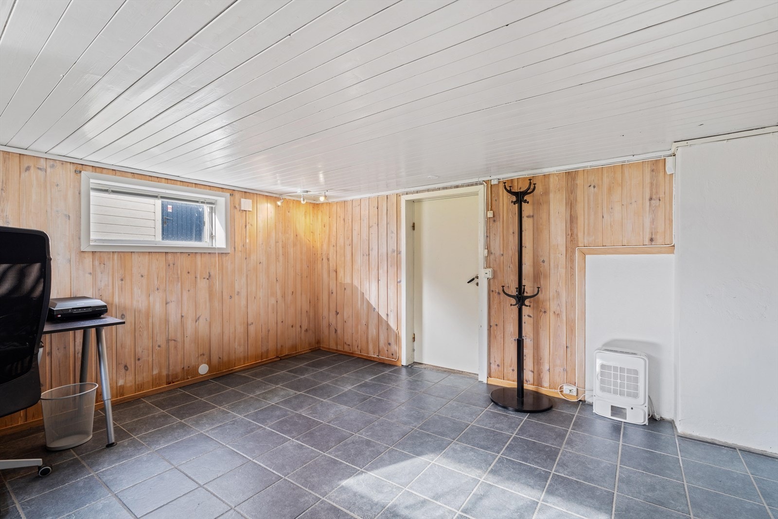 I kjelleren er det et innredet rom med panelkledde vegger. (ikke godkjent) Galleribilde