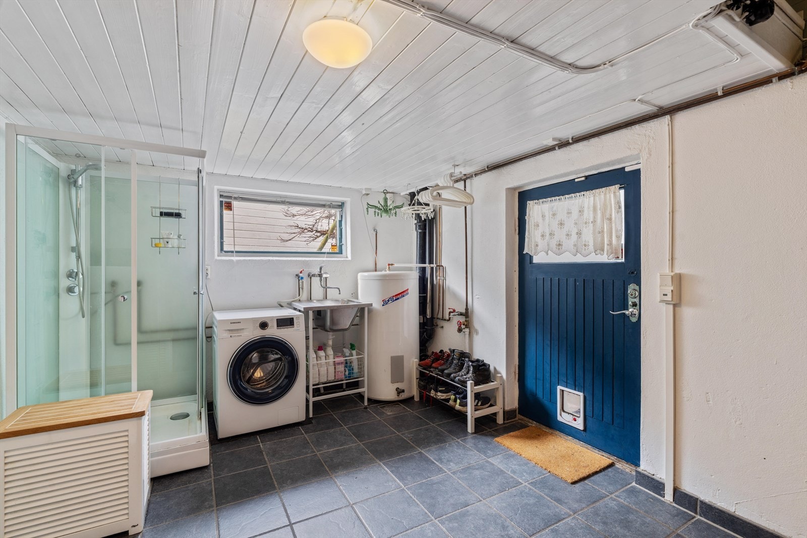 Vaskerom fra 2006, med flislagt gulv, varmekabler og dusjkabinett. (ikke godkjent) Galleribilde