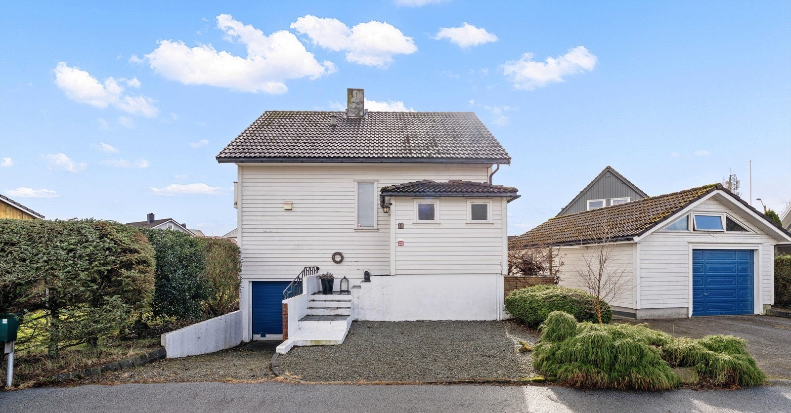 Randaberg sentrum, med sine tjenester og butikker, er kun tre minutters gange unna. Herfra går det også hyppige bussavganger som gjør pendling til Stavanger effektivt. Galleribilde