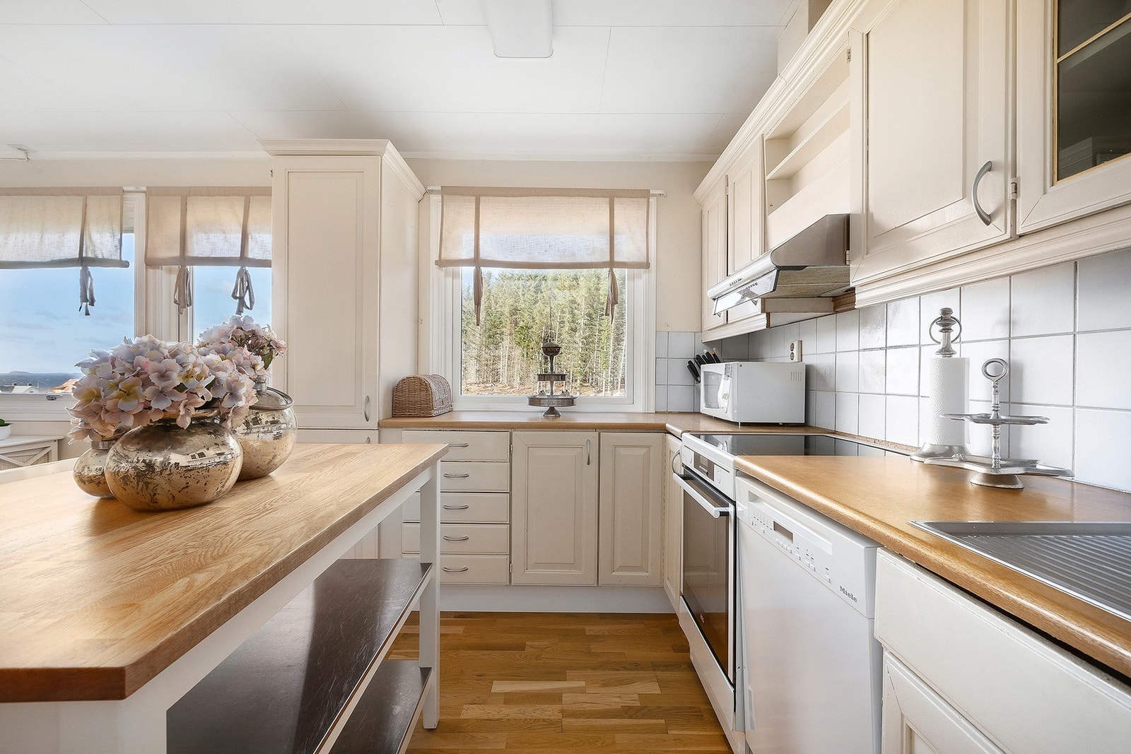 Kjøkken med innredning fra 2008. Praktisk kjøkkenøy for bedre benkeplass og oppbevaring. Galleribilde