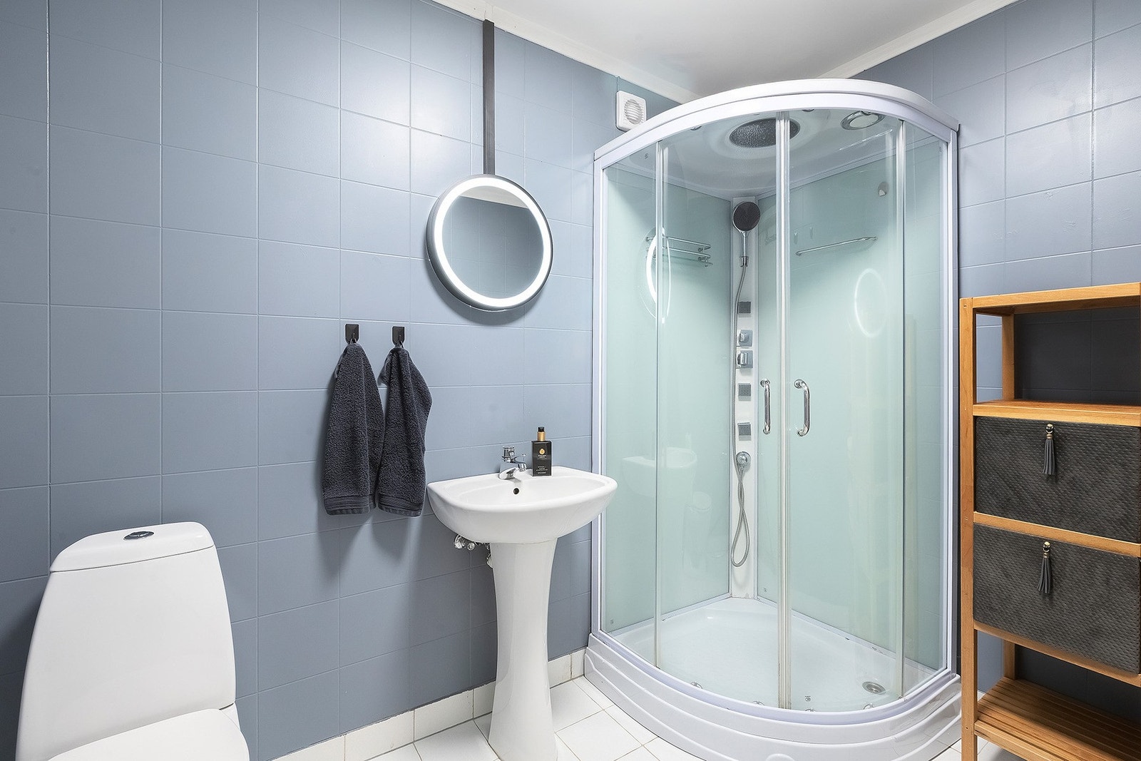 Bad i sokkel. Stor dusj og gulvarme. Galleribilde