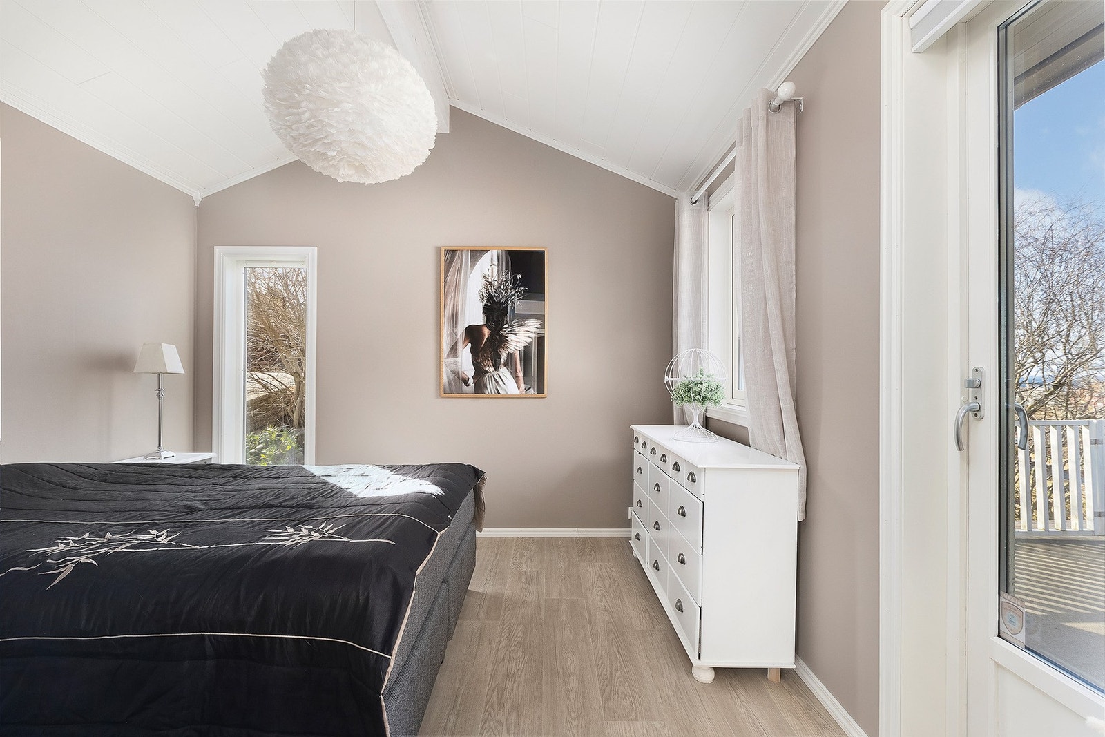 Hovedsoverom med god takhøyde og utgang til veranda. Galleribilde