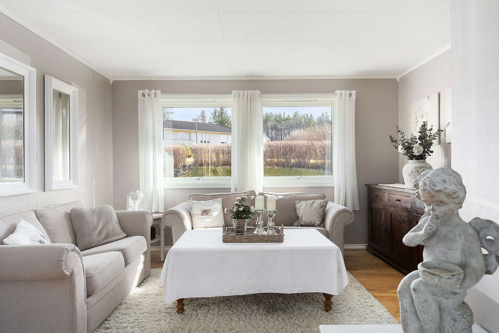 Stue med lyse overflater. Galleribilde