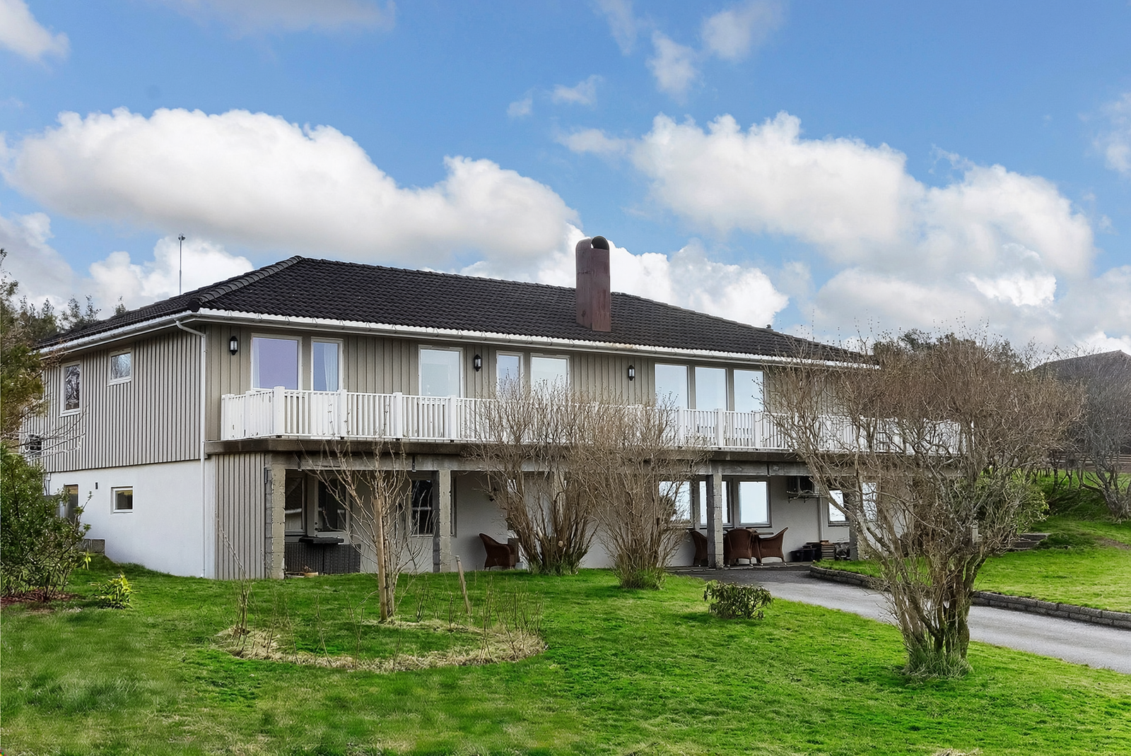 Enebolig med utleie del i sokkel, garasje og pent opparbeidet uteområde.
Plen er redigert med bruk KI og det tas forbehold om mindre feil. Galleribilde