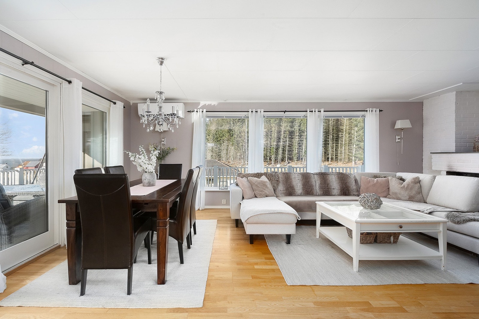 Stuen har vedovn og varmepumpe. Boligen har 3 varmepumper. Det er i tillegg gulvvarme i de fleste rom. Galleribilde