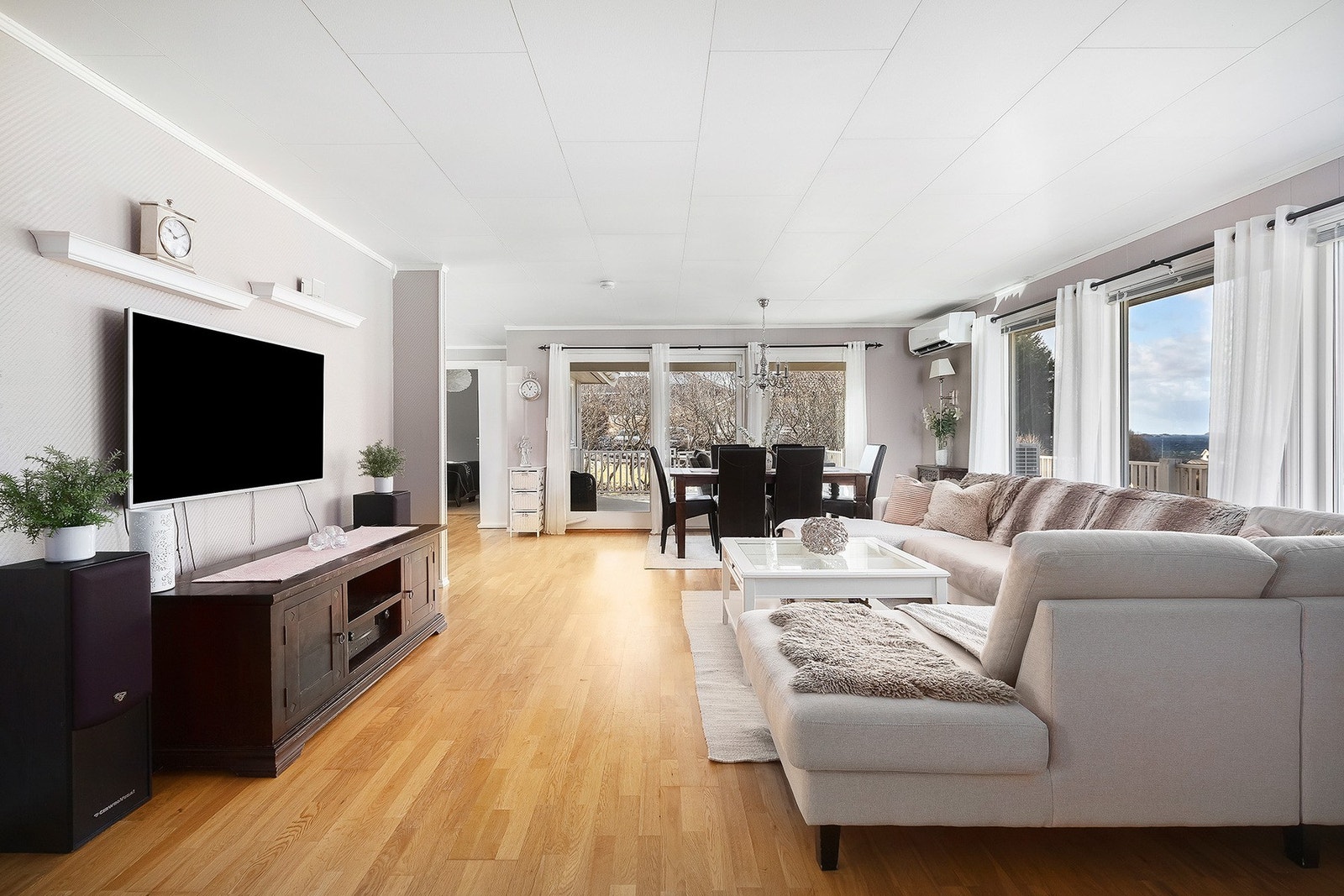 Stue/spisestue med utgang til veranda. Galleribilde