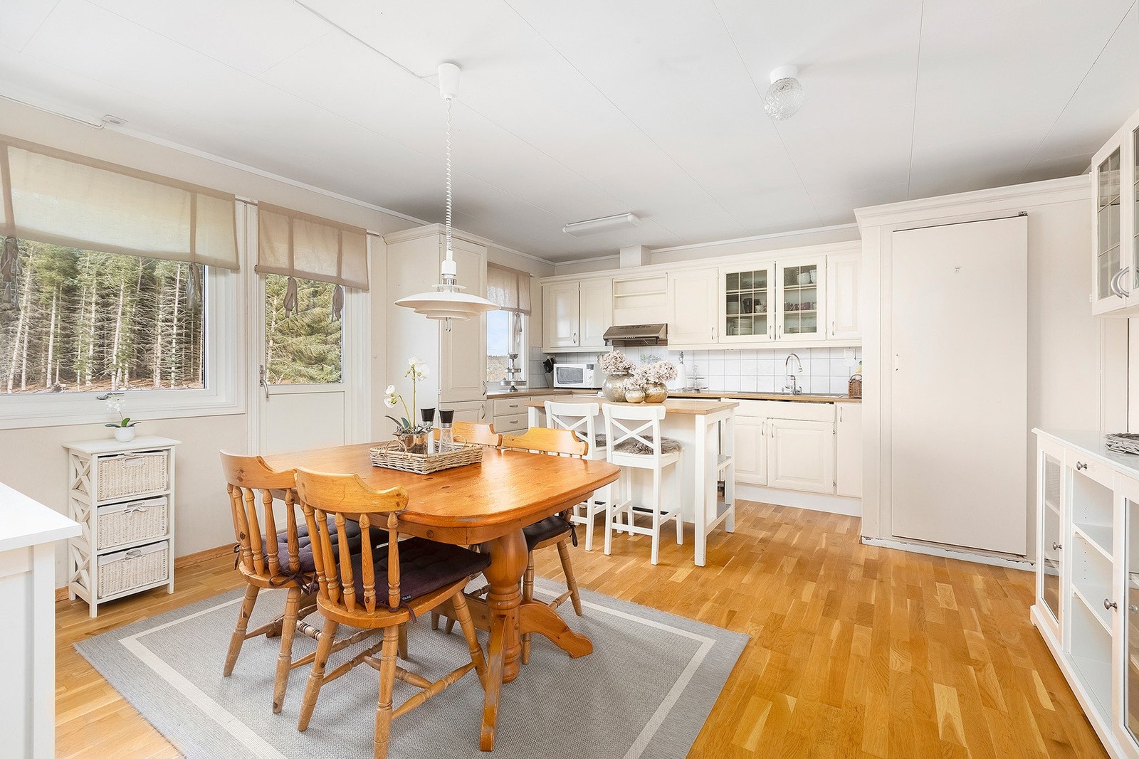 Stort kjøkken med spiseplass. Galleribilde