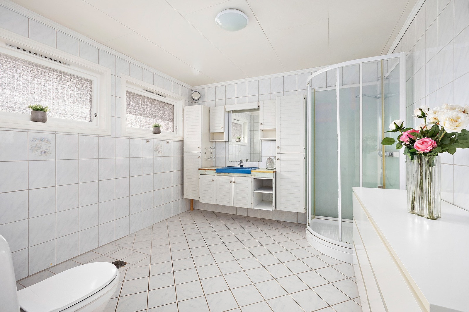 Bad i 1. etasje. Romslig med stor dusj. Galleribilde