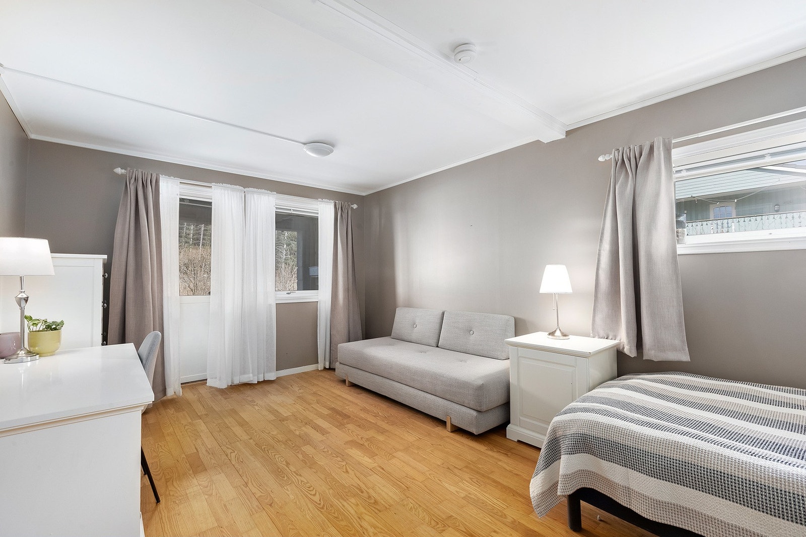 Romslig soverom. Galleribilde